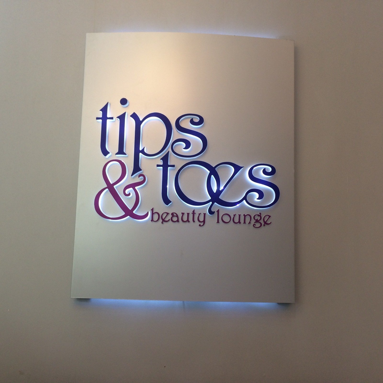 Tips and Toes Beauty Lounge illuminated wall sign